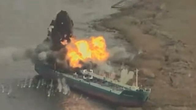 Video: Ukrajinské letectvo zničilo u Chersonu ruskou speciální loď